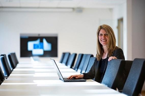 Annika vid konferensbord