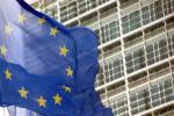 EU-flagga framför EU-kommissionens huvudkontor i Bryssel