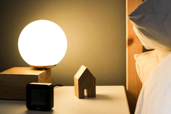 Lampa på sängbord