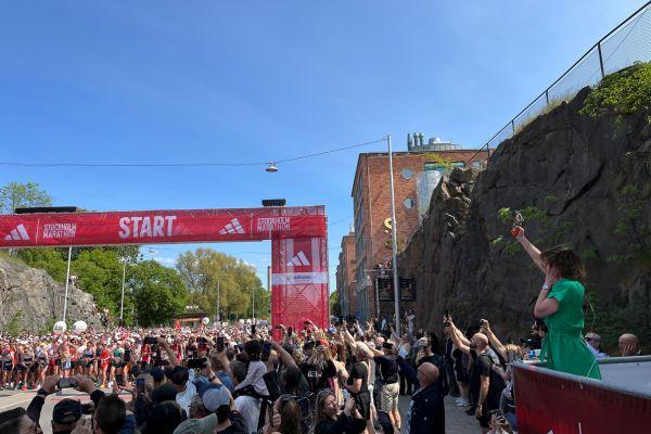 Kommissionär Roswall avfyrade startpistolen när Stockholm Marathon 2025 gick av stapeln.
